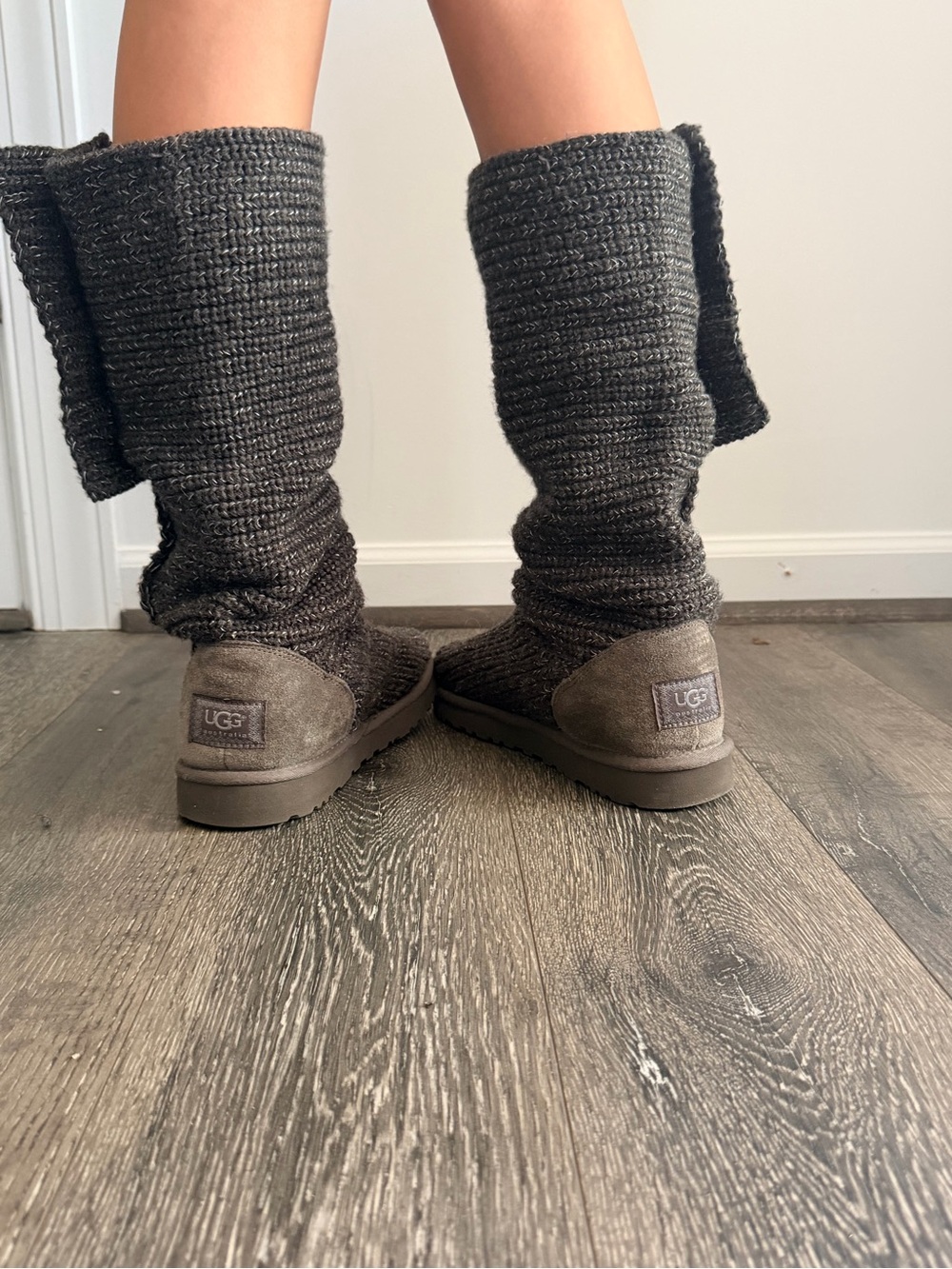 Ugg Classic Cardy Boot
Sweater Cozy Mid-Calf Knit Button Boots - Gray size 9 - Picture 2 of 7
